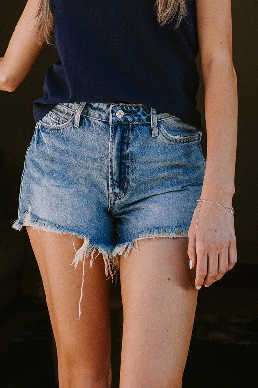 DISTRESSED RIGID MOM SHORTS