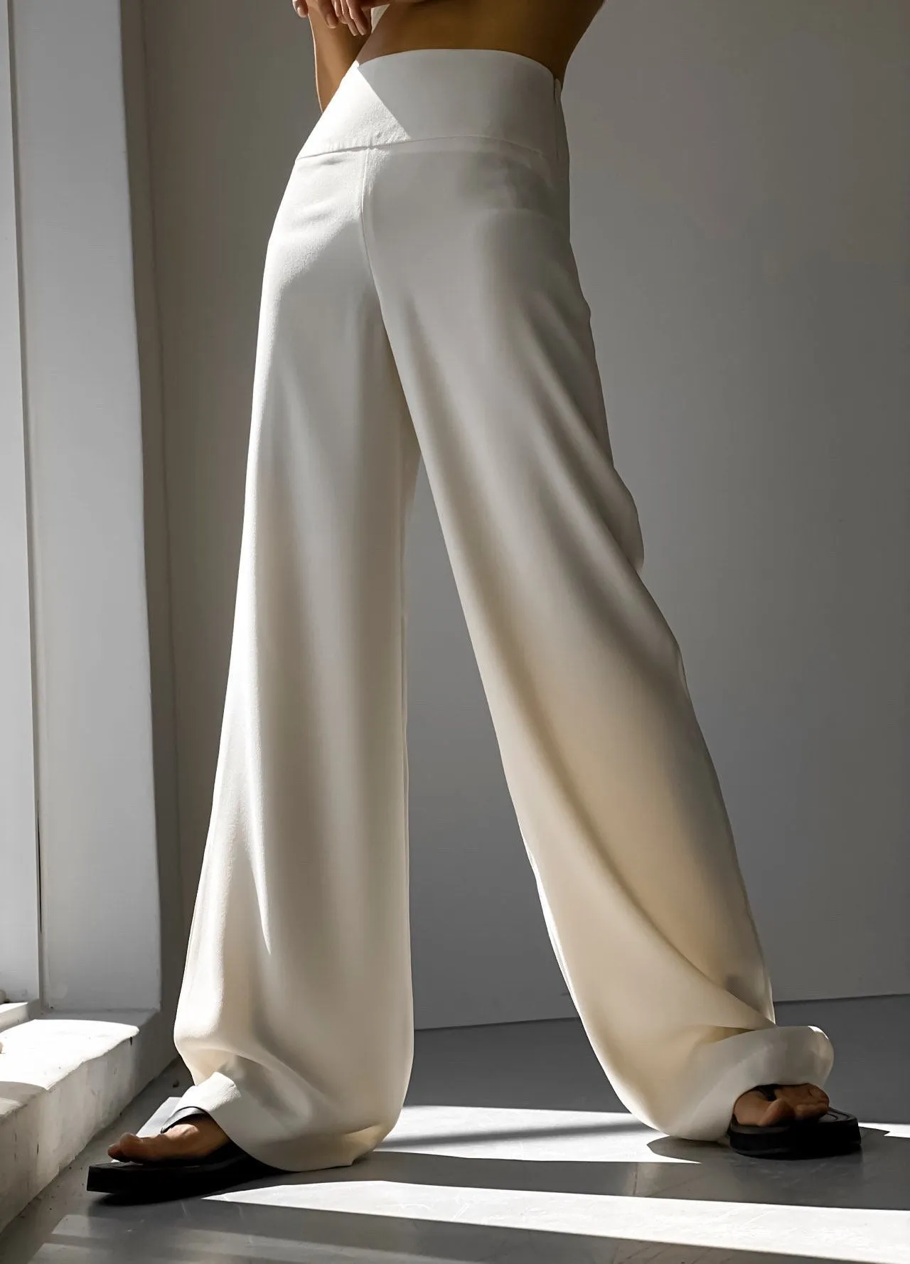 HIGH-RISE WIDE LEG CREPE TROUSERS