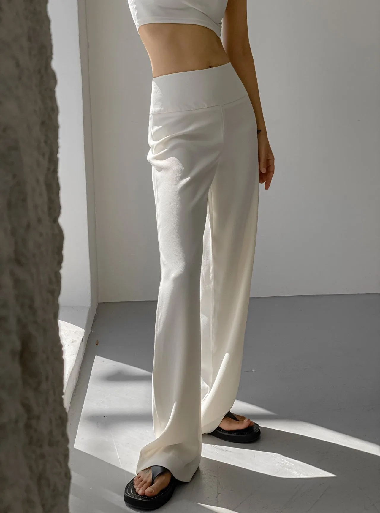 HIGH-RISE WIDE LEG CREPE TROUSERS